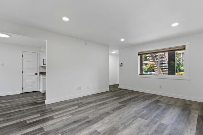 Building Photo - 2bd/1.75ba Redmond Condo