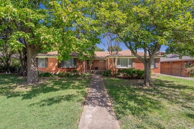 Primary Photo - Cozy Forest Hills Retreat in East Dallas