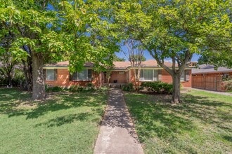 Building Photo - Cozy Forest Hills Retreat in East Dallas