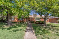 Building Photo - Cozy Forest Hills Retreat in East Dallas