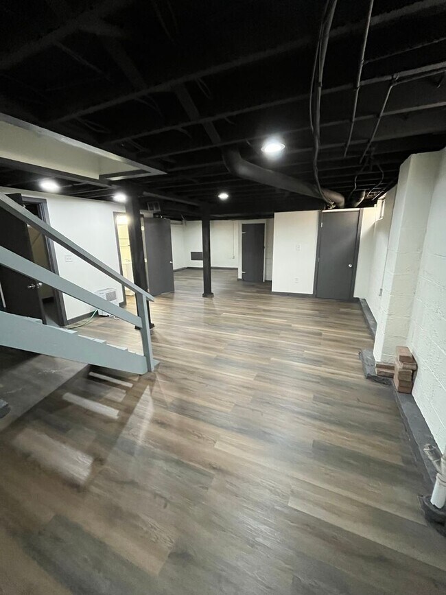 Building Photo - Updated 2 Bedroom, 1 1/2 Bath Home With Fe...
