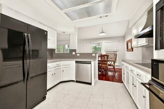 Building Photo - 15343 Meadow Village Dr