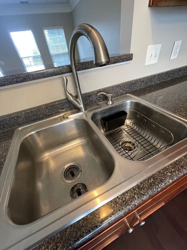 Building Photo - Lenox Village!