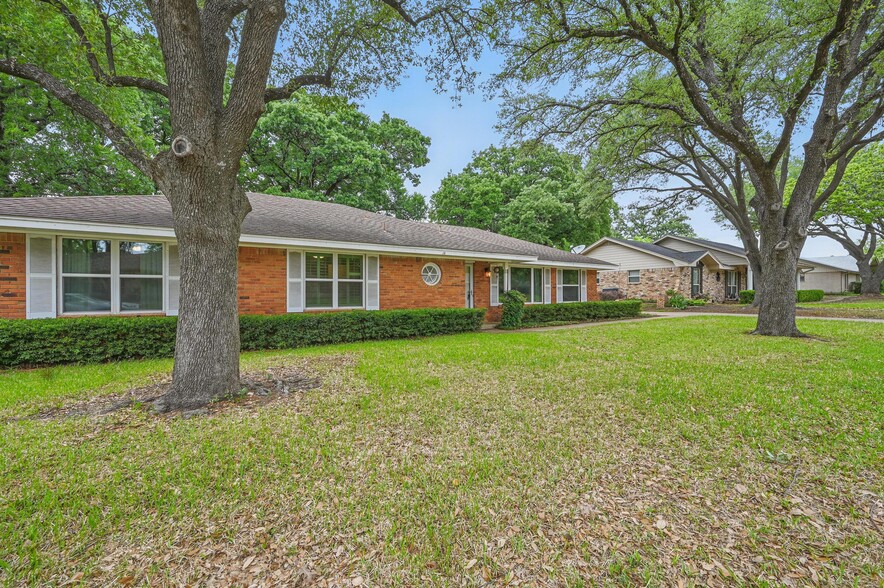 Building Photo - 2221 Prince John Dr