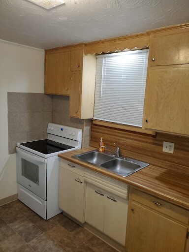 Kitchen - 3260 Mohawk St