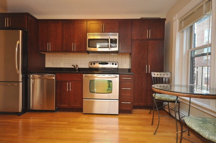 Primary Photo - 218 Newbury St