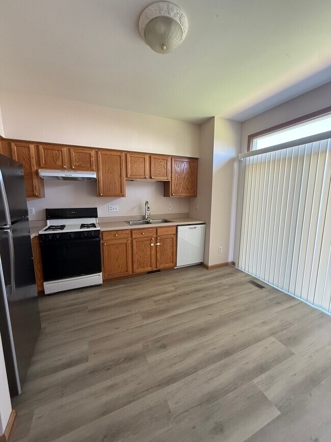 Building Photo - 757 Bayles Dr