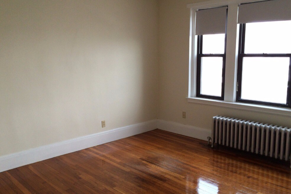 Building Photo - 347 Pleasant St