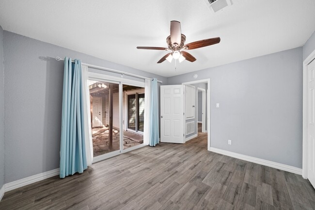 Building Photo - 8 Hideaway Dr