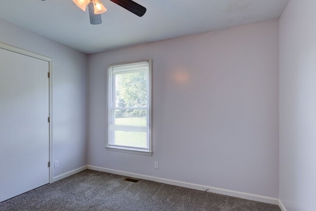 Building Photo - 204 Bob White Dr