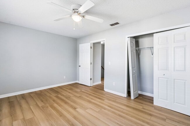 Building Photo - Adorable Beach Townhouse Close to Downtown