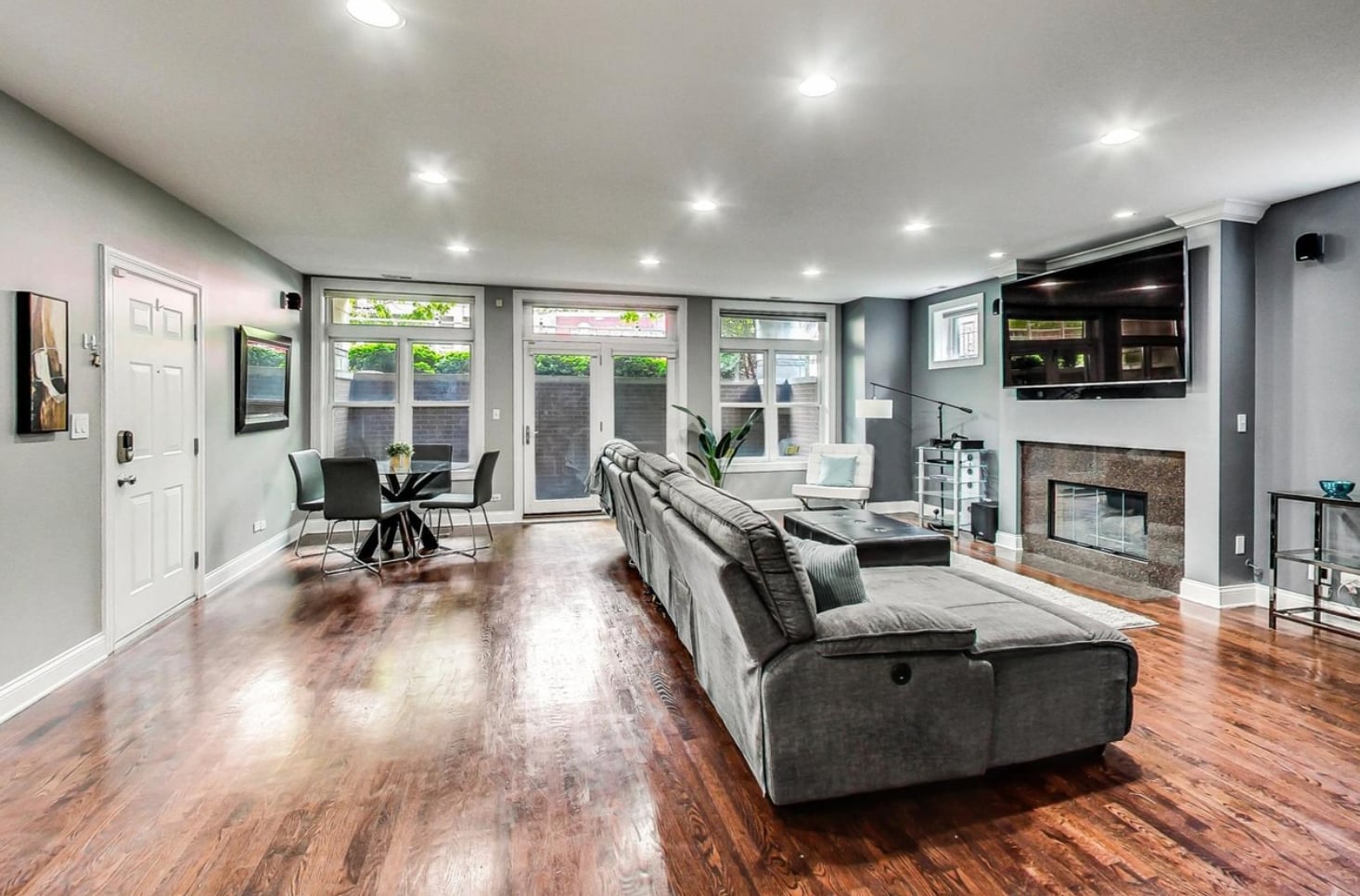 Building Photo - 453 N May St