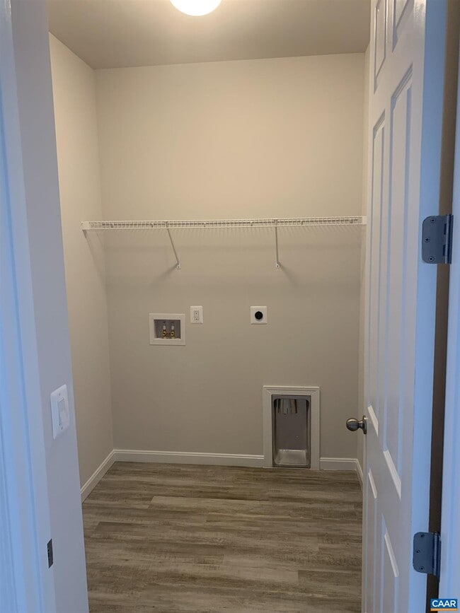 Building Photo - 758 Round Hill Rd