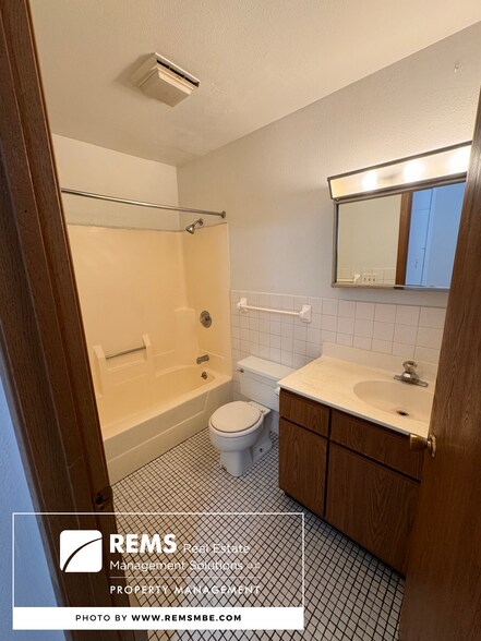 Building Photo - 564 E Slifer St