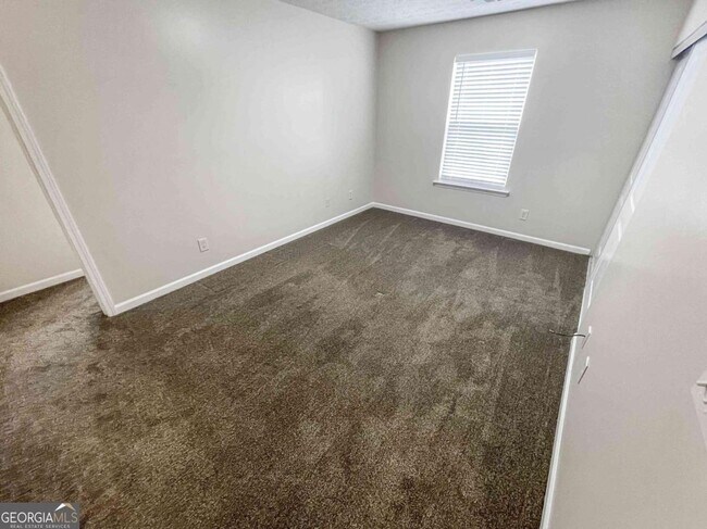 Building Photo - 6205 Tree Ridge Dr N W