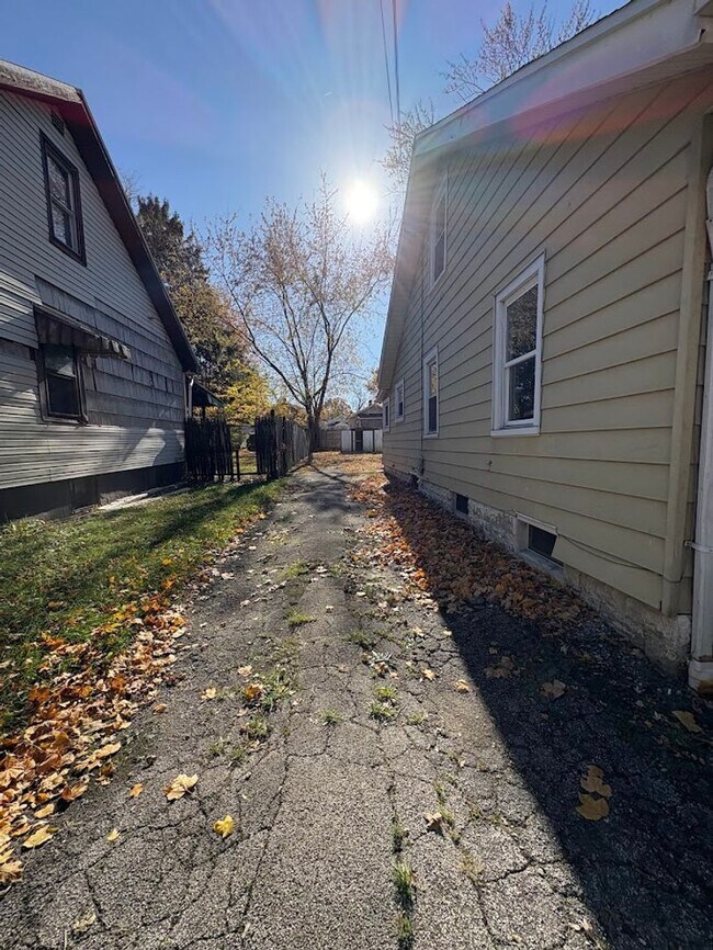 Building Photo - Three bedroom one bathroom home for rent