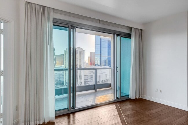 Building Photo - Turnberry Towers 2705W-City/Golf Course Views from this Stunning 1Bd/1.5Ba Residence