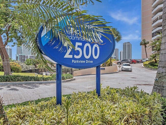 Building Photo - 2500 Parkview Dr