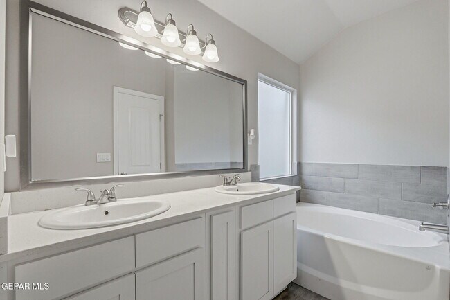 Building Photo - 13912 Loreina Luz Ave