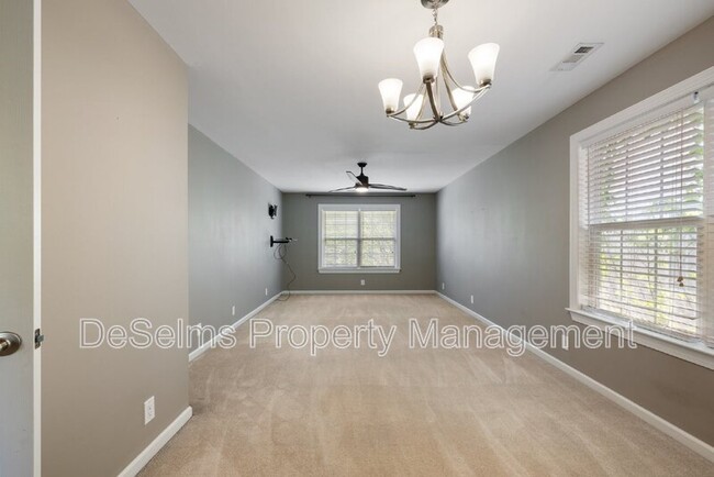 Building Photo - 703 Brent Glen Pl