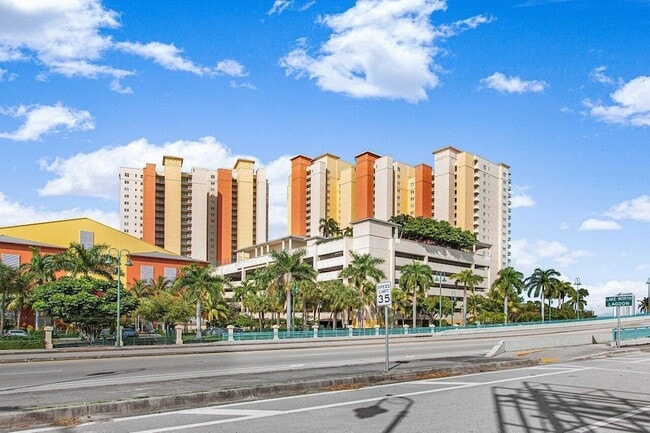Building Photo - 2640 Lake Shore Dr