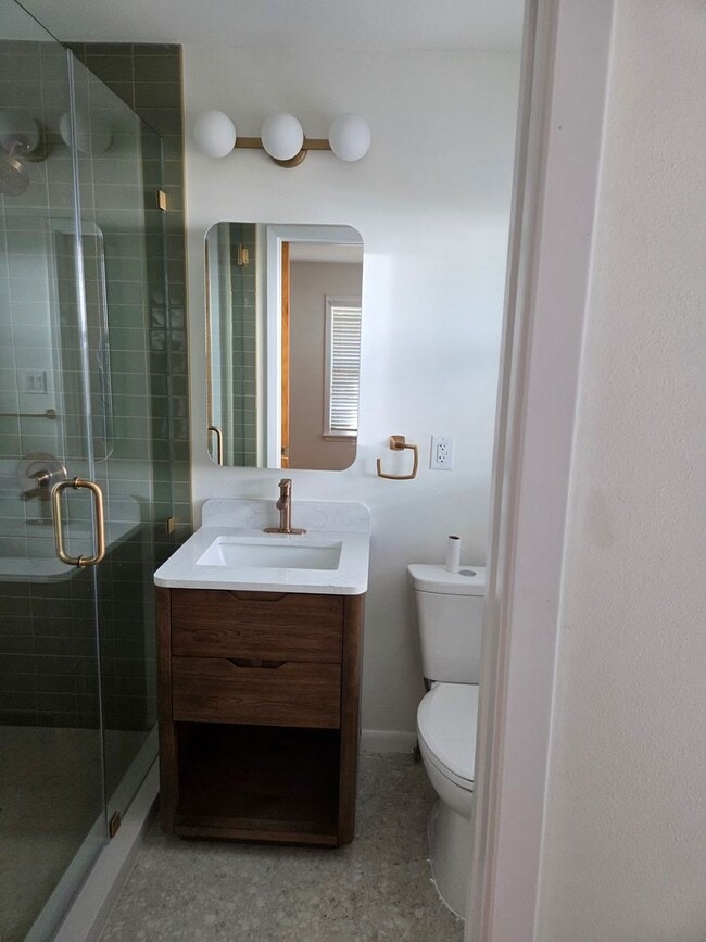 Building Photo - Travis Heights