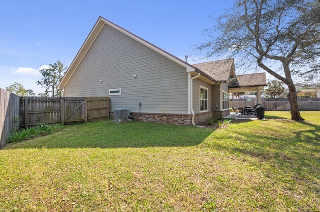 Building Photo - 903 Tadpole Ave