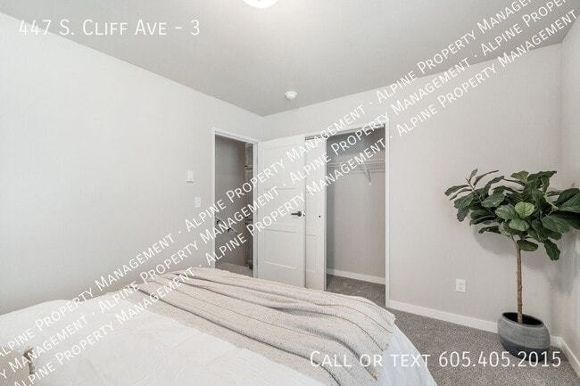 Building Photo - 447 S Cliff Ave