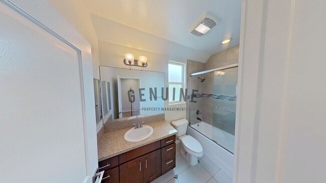 Building Photo - 3Bd 2.5Ba Townhouse w/Rooftop Deck