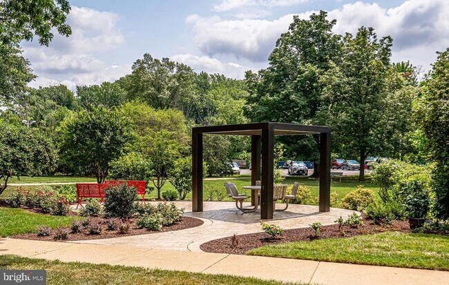 Building Photo - 6621 Wakefield Dr