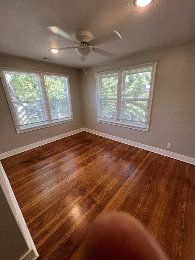 Building Photo - 216 E 49th St