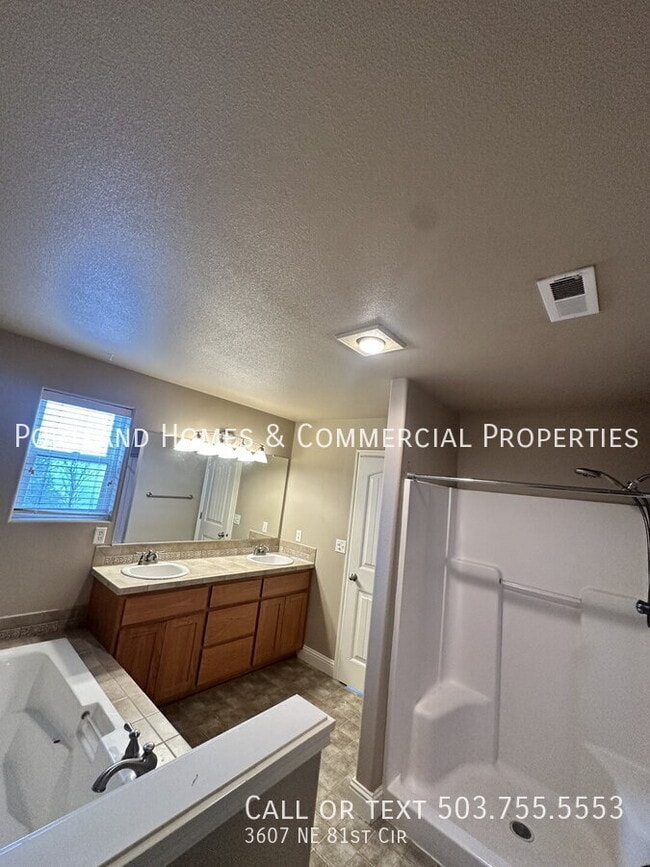 Building Photo - 3607 NE 81st Cir