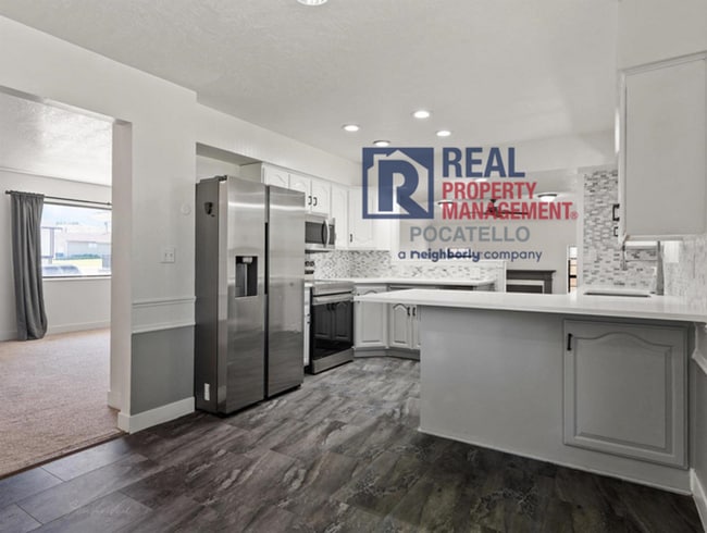 Building Photo - 5 Bedroom Home - University Area - Must See - Pet (dog) Negotiable