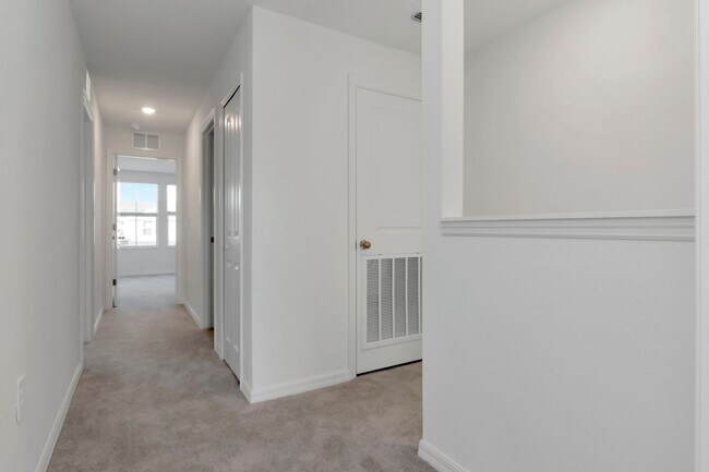 Building Photo - Modern New Construction Townhome in Desirable Lakewood Ranch – Up to 1 Month Free