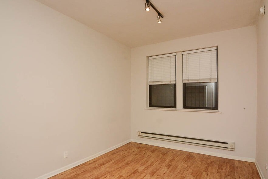 Building Photo - 2852 W Palmer St