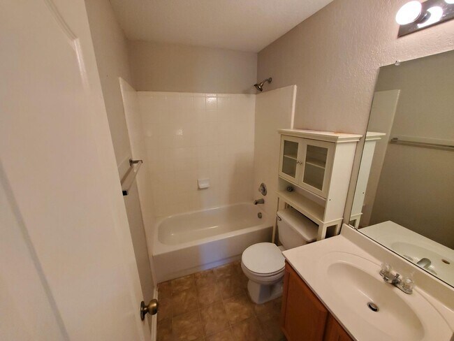 Building Photo - 2606 Sunview Lake