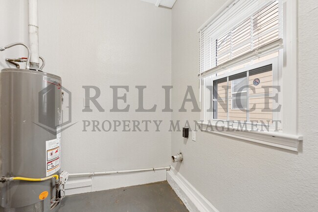 Building Photo - 726 S Bonn St