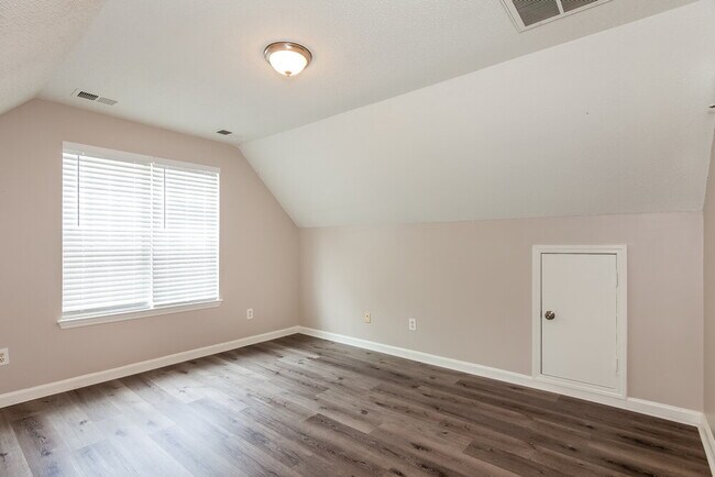 Building Photo - 10021 Northwoods Forest Dr