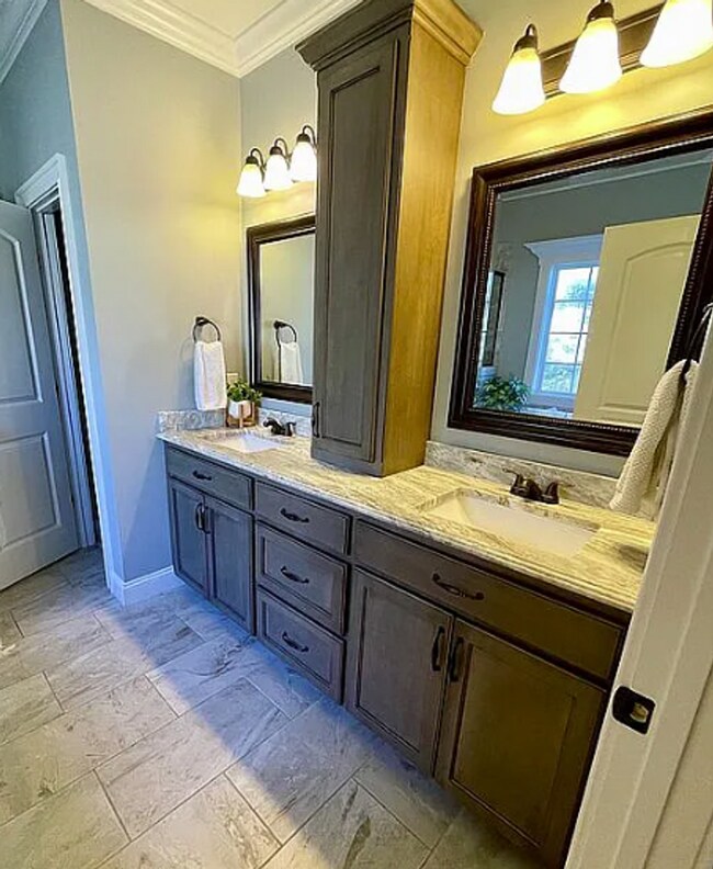 Building Photo - Spacious 4BR/3BA Grove Point Home with Screened Porch & Privacy Fence