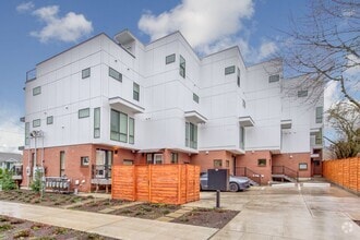 Building Photo - 3 bed /3 bath newer townhome in Green Lake!