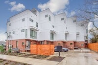 Building Photo - 3 bed /3 bath newer townhome in Green Lake!