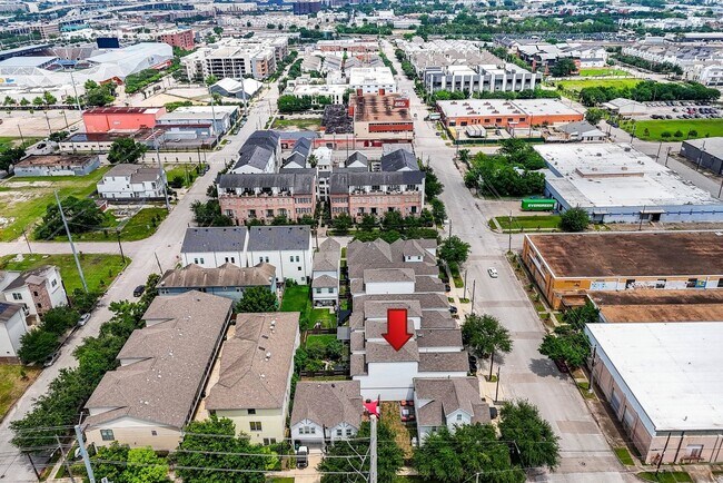 Building Photo - 1122 Live Oak St