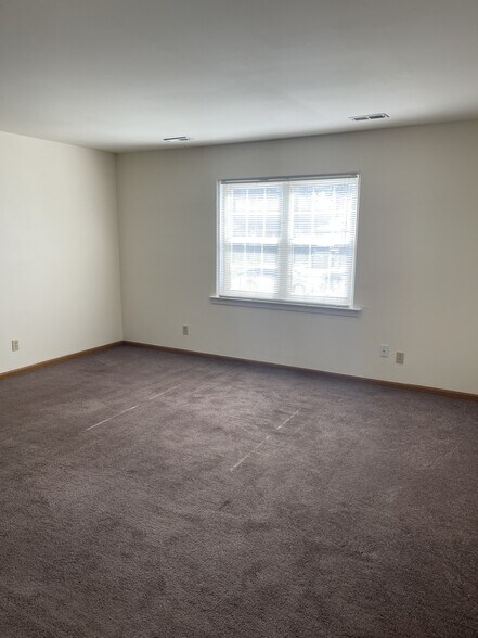 Building Photo - 1615 Sylvan Ln