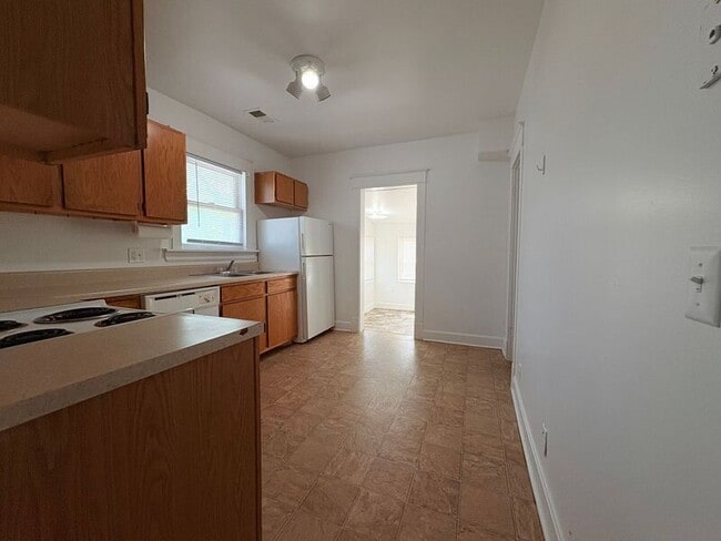 Building Photo - 523 W Maple Ave