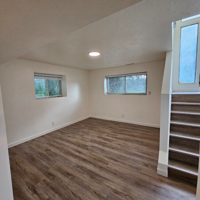 Building Photo - 922-928 E Fairclough Dr