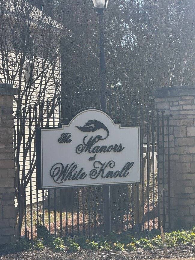 Building Photo - The Manors at White Knoll