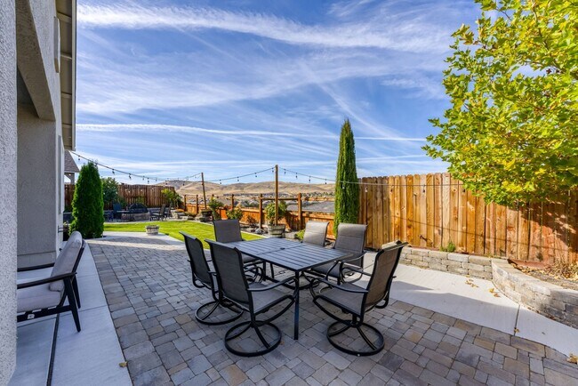 Building Photo - FULLY FURNISHED home available now.