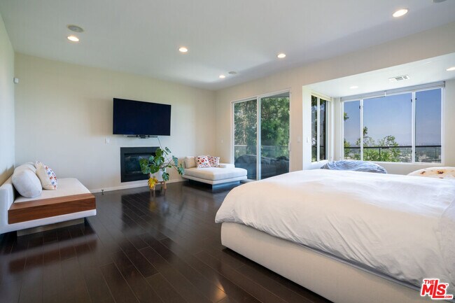 Building Photo - 3865 Buena Park Dr