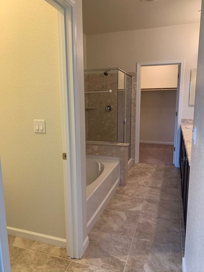 Building Photo - 3 Bed/3 Bath Newer Townhome in Desirable Ardenwood Neighborhood