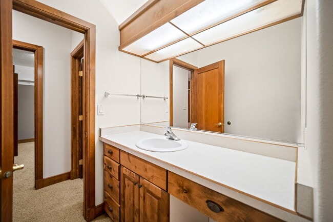 Building Photo - "Spacious 4-Bedroom, 4.5 Bathroom 4792 sq. ft. Retreat with Scenic Views and Cozy Fireplace in St...